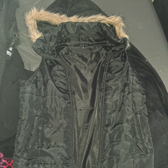 vest  w/hood with faux fur trim - Picture 2 of 4